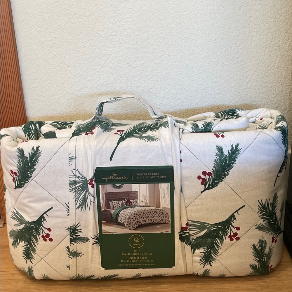 Hallmark Winter Berries Quilt Set - Queen